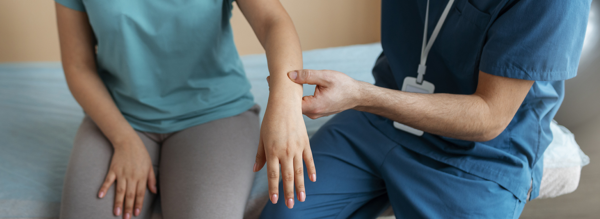 physio checking for carpal tunnel symptoms